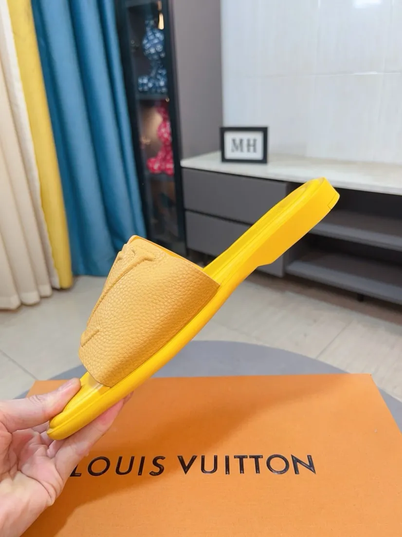 Men's shoes 💰300🌸🌸LV Ordinary men's spring and summer slippers, uppers imported from Italy, cowhide fabric, logo graphics, high-quality craftsmanship, soles: original soles specially provided by the original factory, exclusive movable molded soles super comfortable, original factory single goods, 🔍🔍high quality, you can enter and exit the counter at will, welcome to compare, size 38-45